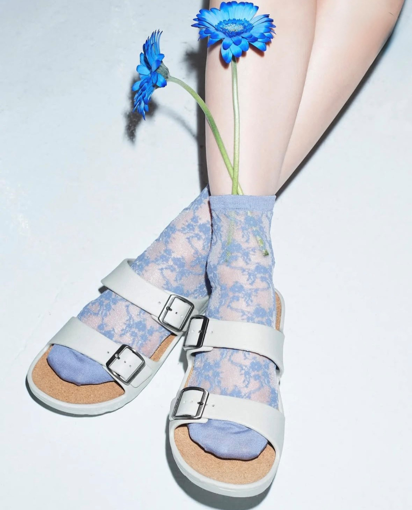 靴下屋のロングセラー「Tulle Floral Lace」