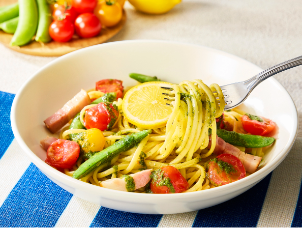 カフェタイム】彩り野菜で旬を楽しむ！季節限定パスタ「カラフル野菜と厚切ベーコンのレモンバジルソース　生パスタ」が登場！